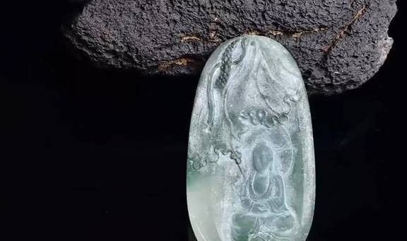 玉友用飘绿花翡翠请求玉雕师雕刻佛像，看到成品后玉友当场不淡定  第4张