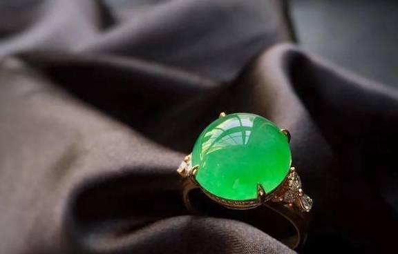 翡翠真的脆弱易碎吗？看完之后你会有新的认知  第4张