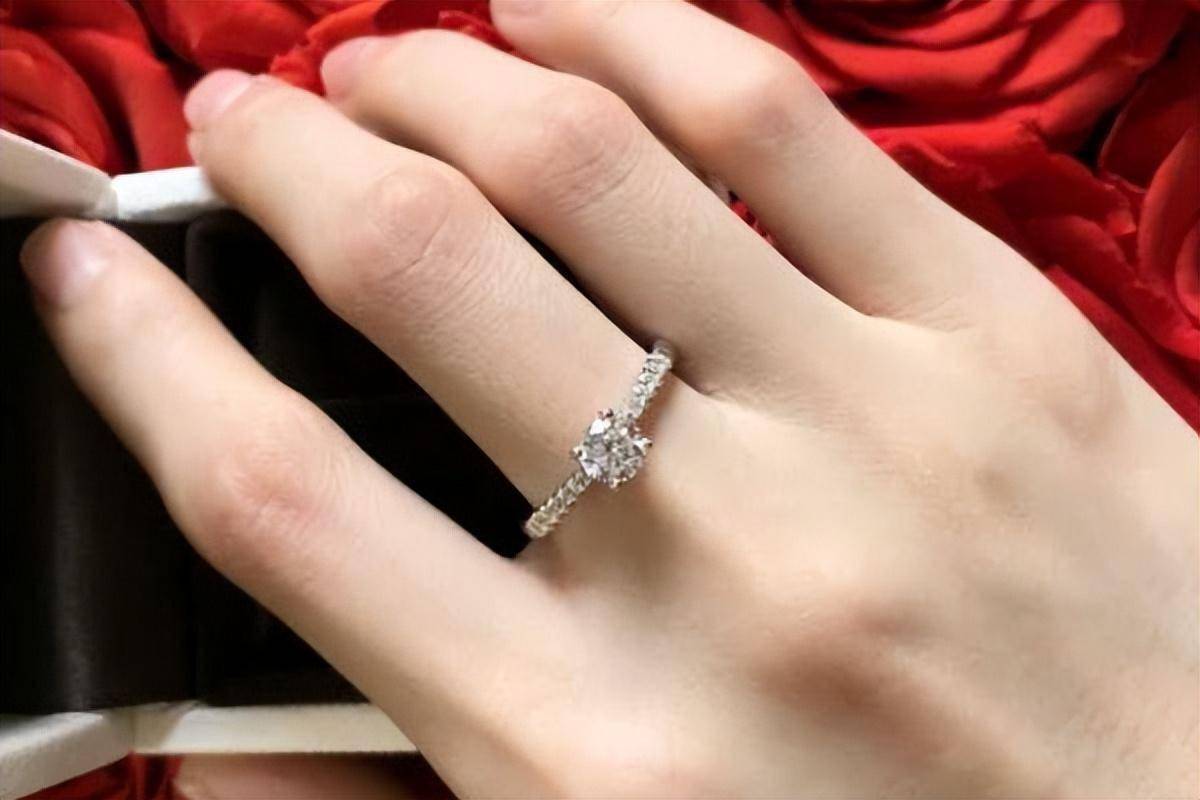 价格昂贵的钻戒，为什么珠宝店都不愿意收？背后原因令人气愤  第5张