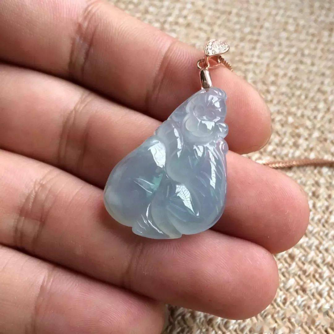 蓝水翡翠跟油青种翡翠有什么关系？谁更有价值？  第4张