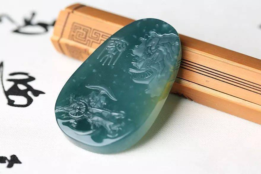 蓝水翡翠跟油青种翡翠有什么关系？谁更有价值？  第5张