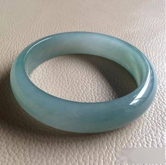 蓝水翡翠跟油青种翡翠有什么关系？谁更有价值？  第7张