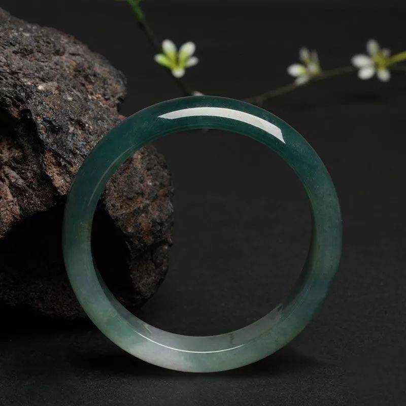 蓝水翡翠跟油青种翡翠有什么关系？谁更有价值？  第9张