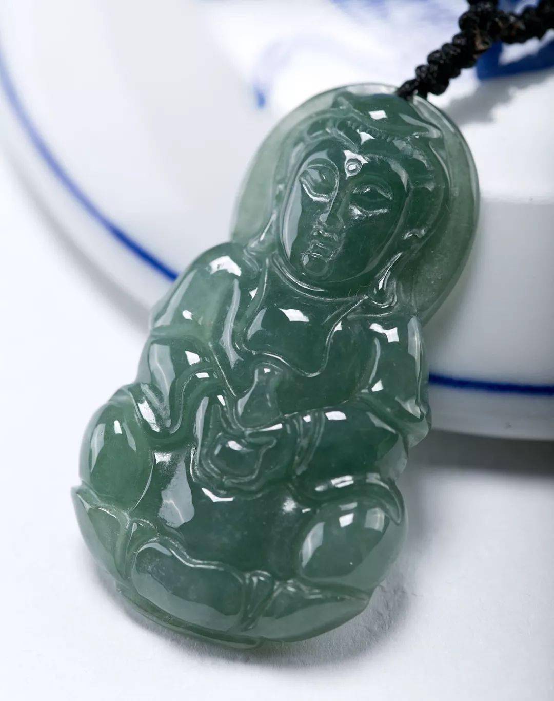 蓝水翡翠跟油青种翡翠有什么关系？谁更有价值？  第10张