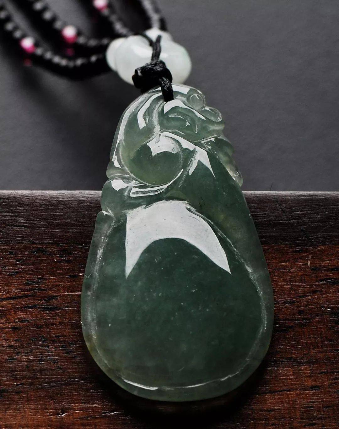 蓝水翡翠跟油青种翡翠有什么关系？谁更有价值？  第8张