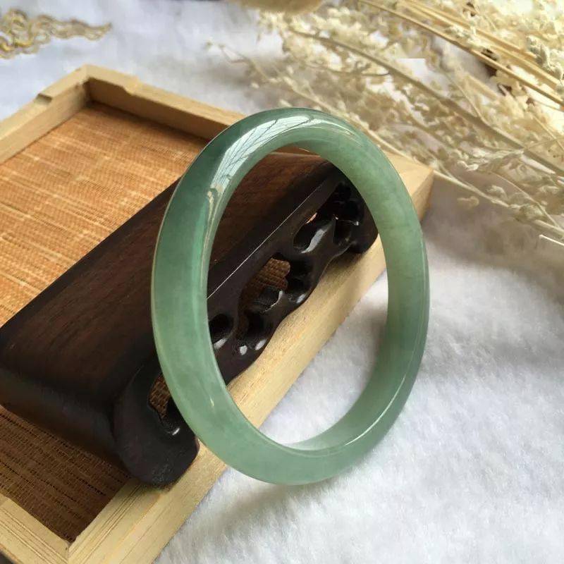 蓝水翡翠跟油青种翡翠有什么关系？谁更有价值？  第11张