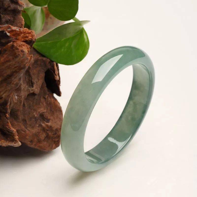 蓝水翡翠跟油青种翡翠有什么关系？谁更有价值？  第13张