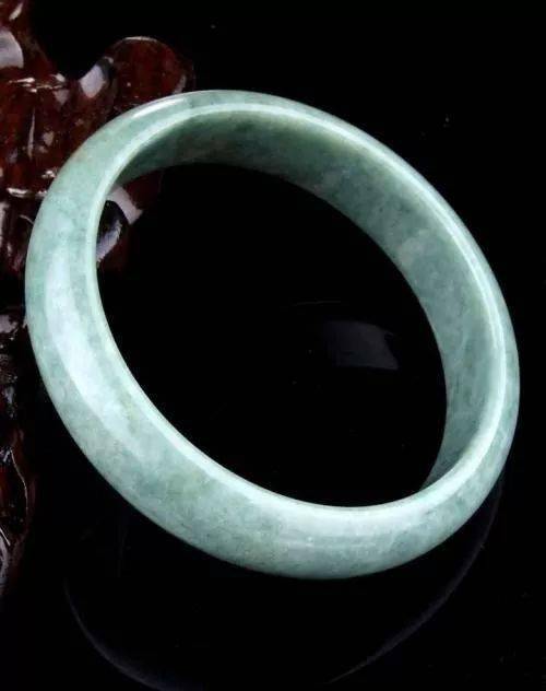 蓝水翡翠跟油青种翡翠有什么关系？谁更有价值？  第12张