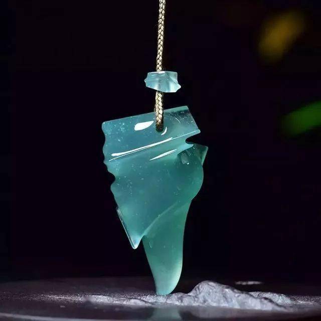 蓝水翡翠跟油青种翡翠有什么关系？谁更有价值？  第14张