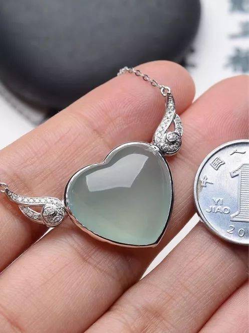 蓝水翡翠跟油青种翡翠有什么关系？谁更有价值？  第15张