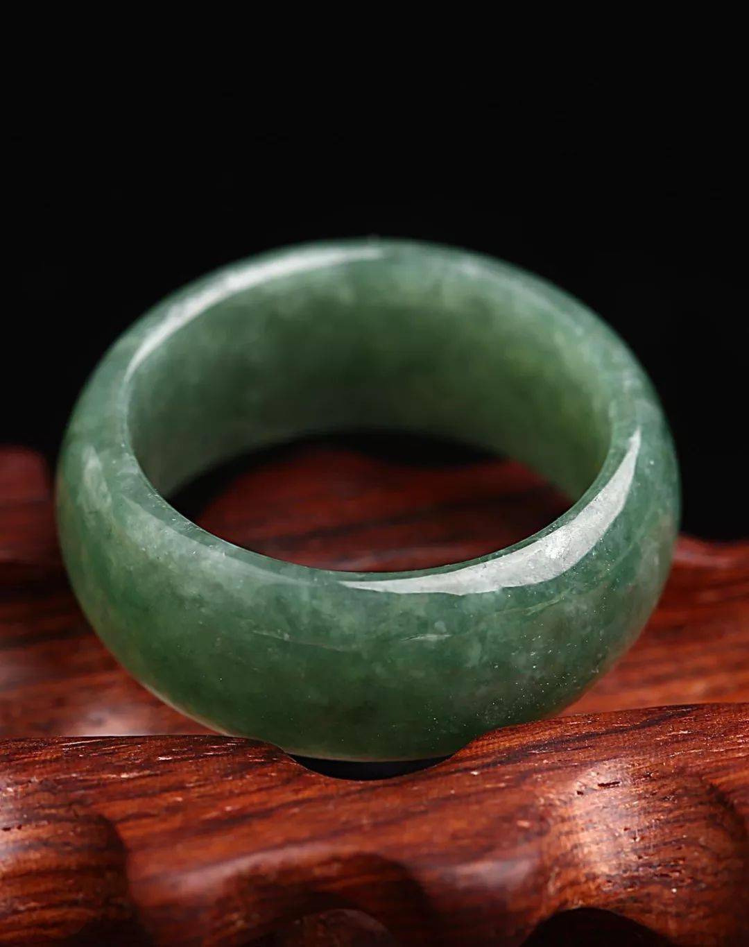 蓝水翡翠跟油青种翡翠有什么关系？谁更有价值？  第17张