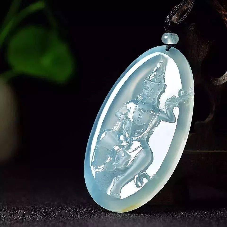 蓝水翡翠跟油青种翡翠有什么关系？谁更有价值？  第18张