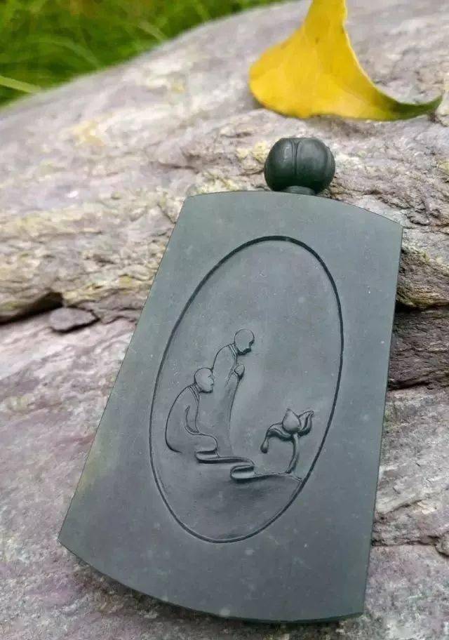 蓝水翡翠跟油青种翡翠有什么关系？谁更有价值？  第16张