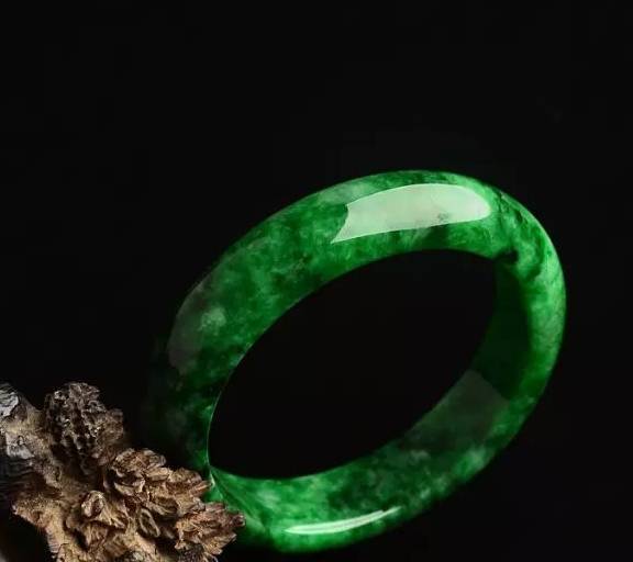 避开满绿翡翠陷阱，这种也是满绿，但是价值却一言难尽  第6张