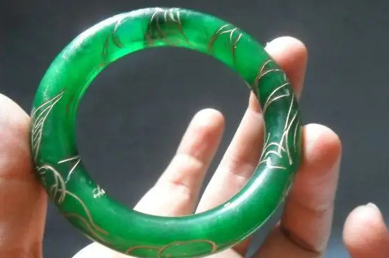 女人翡翠手镯戴哪只手  第2张