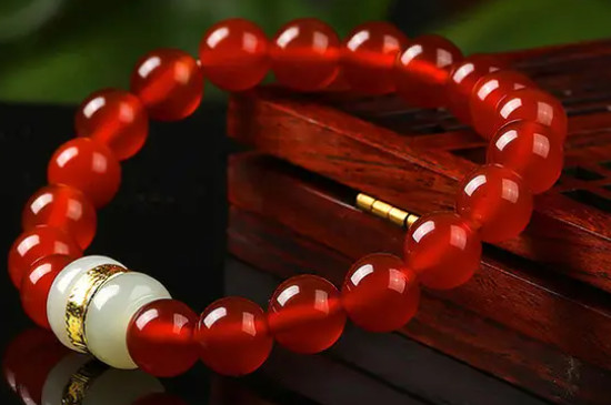 佩戴红玛瑙的寓意
