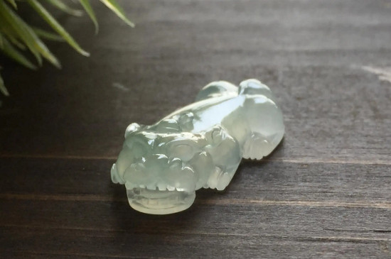 翡翠麒麟吊坠的寓意是什么  第2张