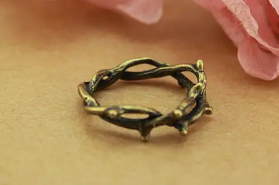 结婚戒指带哪个手指  第2张