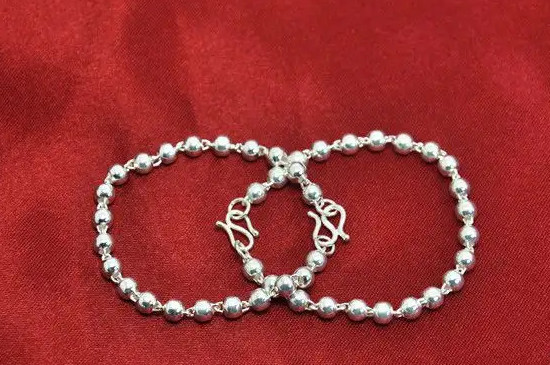 银手链可以戴着洗澡吗  第2张