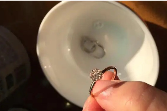 戒指戴在左手食指是什么意思  第3张