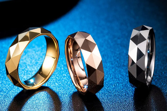 戒指戴在中指上是什么意思  第2张