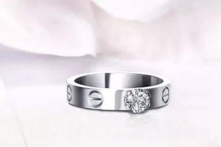 你的钻戒多久洗一次？洗手也要摘掉吗？  第5张