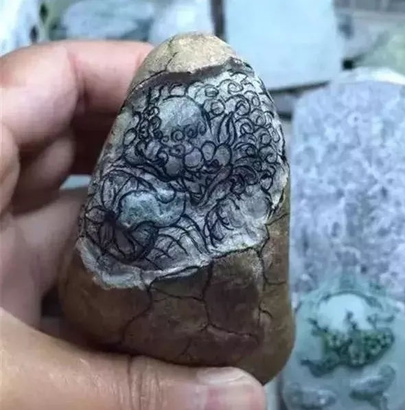 一块品相普通的翡翠原石，经过雕刻后不输给极品翡翠作品！  第4张