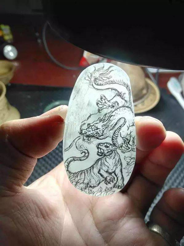 欣赏翡翠原石到成品的蜕变过程  第4张