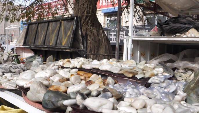 新疆一处玉石市场，原料玉石随意堆放，售卖方式更加豪横  第5张