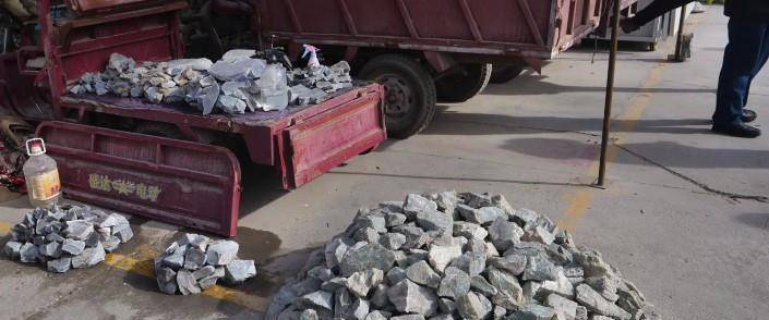 新疆一处玉石市场，原料玉石随意堆放，售卖方式更加豪横  第2张