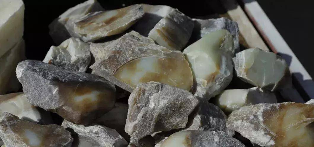 新疆一处玉石市场，原料玉石随意堆放，售卖方式更加豪横  第6张
