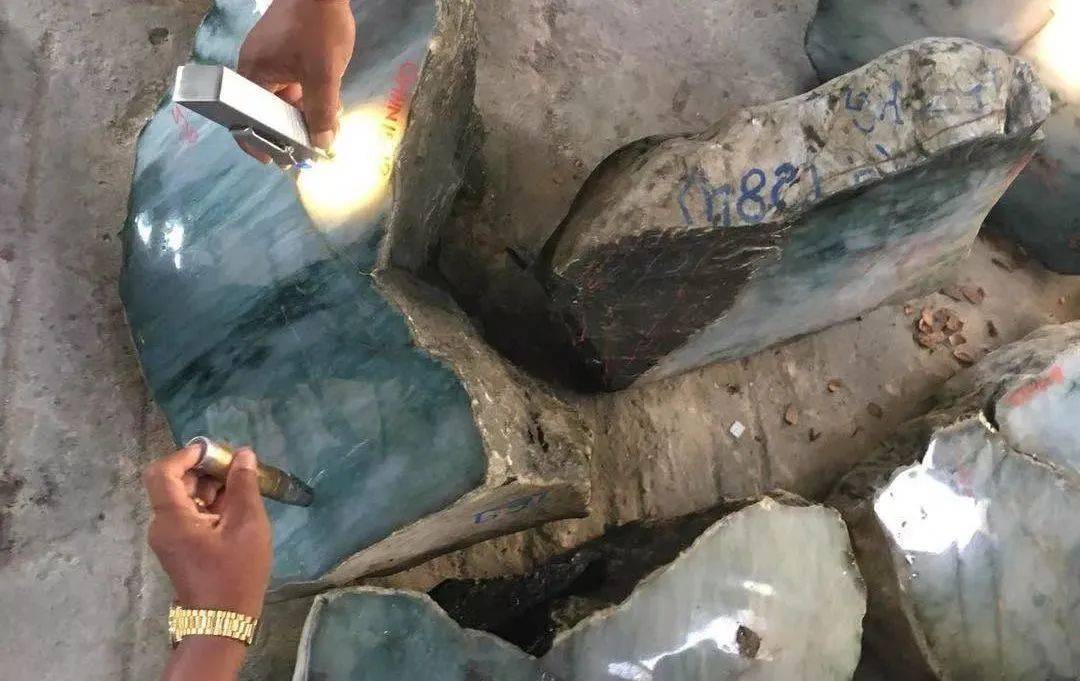 玉器市场一顾客悔价起争议，玉石行规出价就要买吗？  第3张