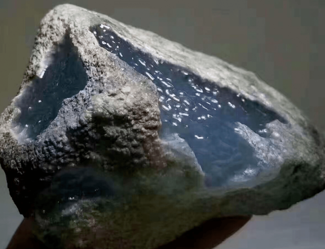 翡翠成品明明更值钱，商家为什么还卖原石？  第2张