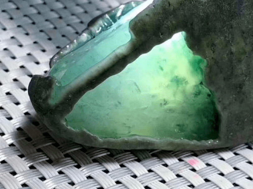 翡翠成品明明更值钱，商家为什么还卖原石？  第3张