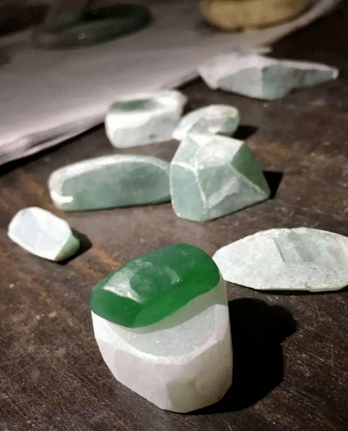 翡翠成品明明更值钱，商家为什么还卖原石？  第4张