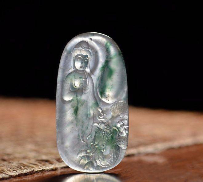 同等质量的翡翠挂件，双面雕和单面雕有什么不同？  第3张