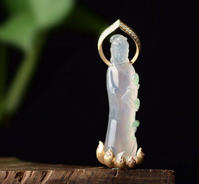 同等质量的翡翠挂件，双面雕和单面雕有什么不同？  第2张