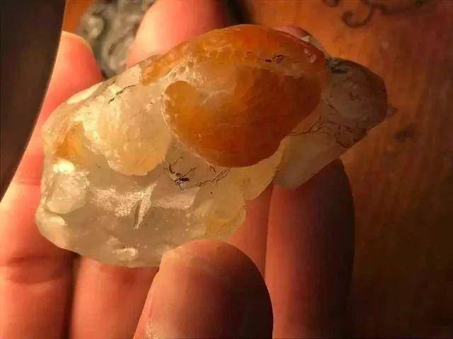 冰红翡翠原石创作过程，这位玉雕师有一颗尊重大自然的心！  第9张