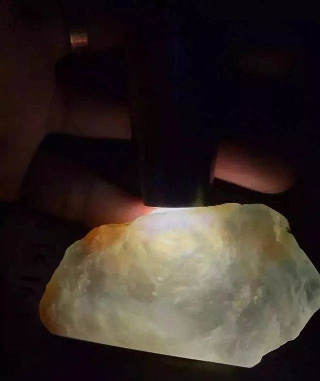 冰红翡翠原石创作过程，这位玉雕师有一颗尊重大自然的心！  第5张