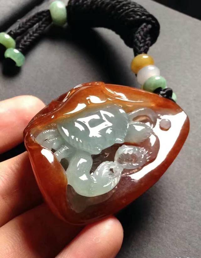 奇特小众有品位——翡翠俏色雕刻作品欣赏  第6张