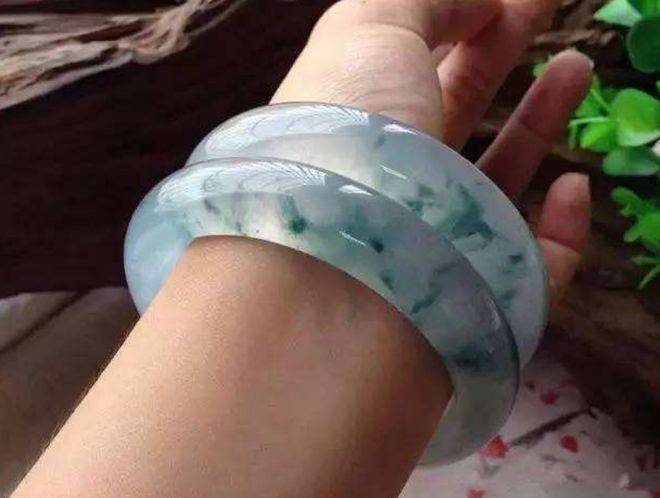 戒指、手镯和如意，哪些翡翠饰品和中式婚礼更搭？  第10张