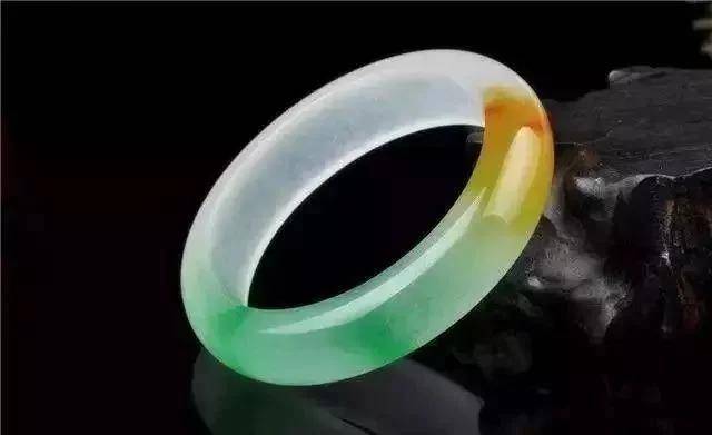 经雕刻后的多彩翡翠成品惊艳翡翠界，价值无法评估  第15张