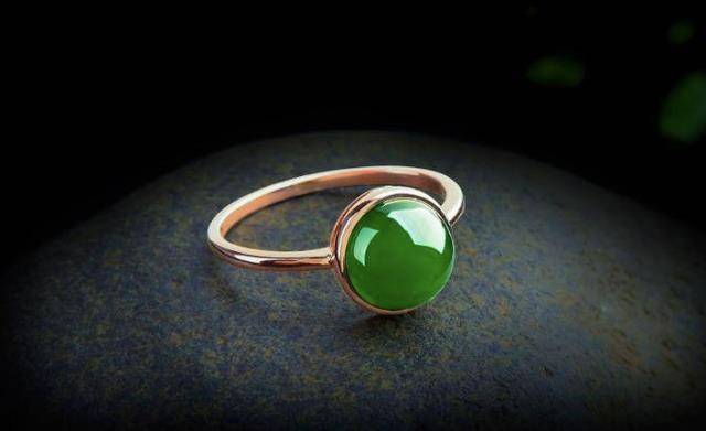 帝王绿翡翠为何如此珍贵？我可以从市场上买到便宜的帝王绿翡翠吗？  第3张