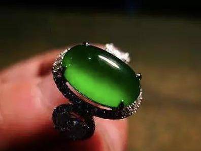 帝王绿翡翠为何如此珍贵？我可以从市场上买到便宜的帝王绿翡翠吗？  第4张