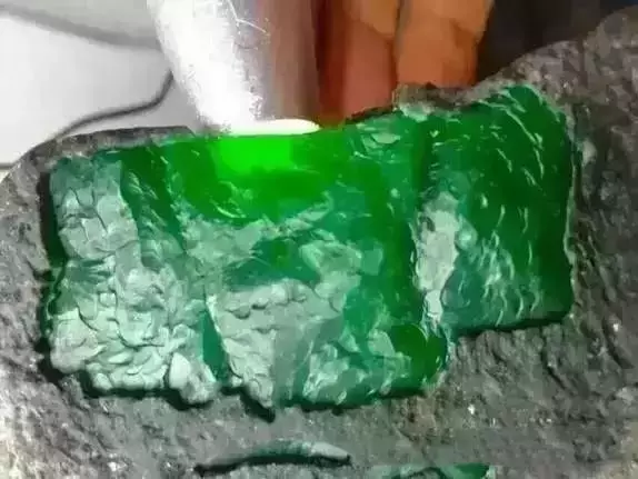 800元买的翡翠原石，获利千万！  第4张