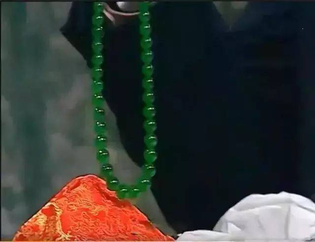 为何翡翠珠链的价格普遍要高，看完你就明白了  第4张