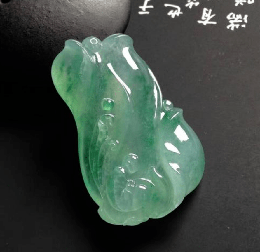 满工和留白风格大不相同，哪种玉雕更受欢迎？  第11张