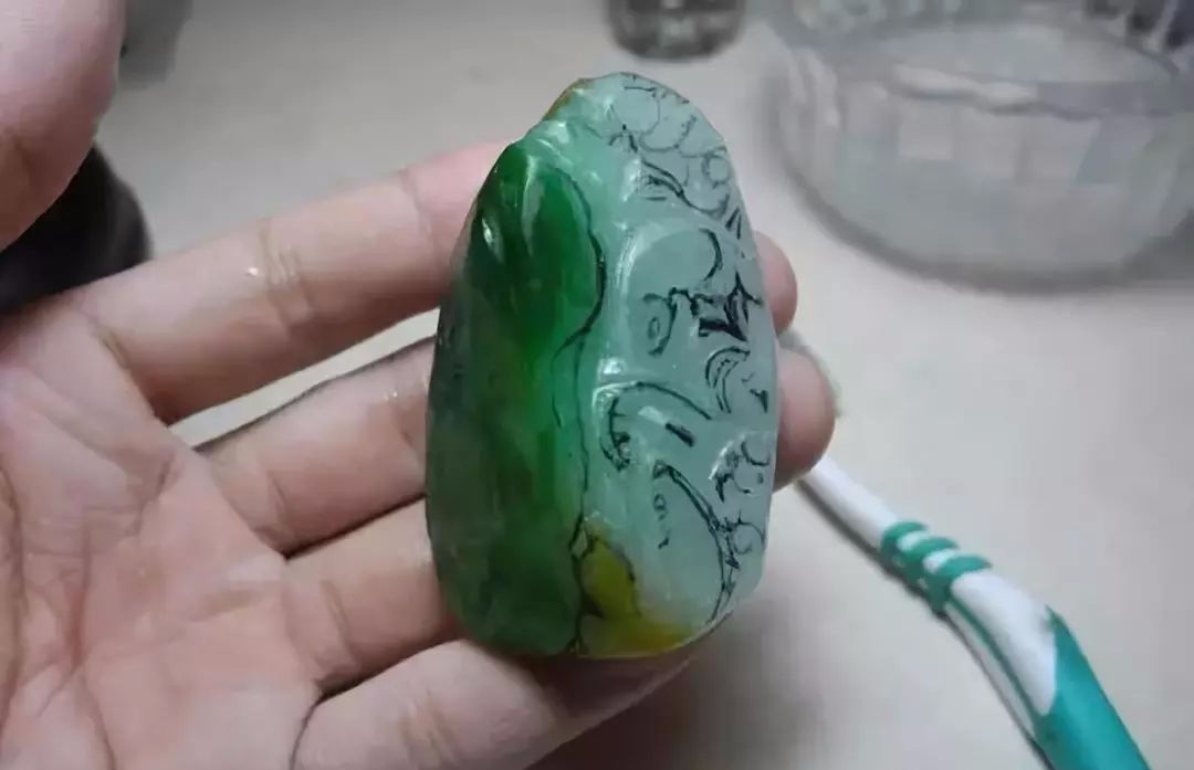 大马坎三彩翡翠原石，看雕刻师傅是怎样设计的，“学着点~”！  第3张
