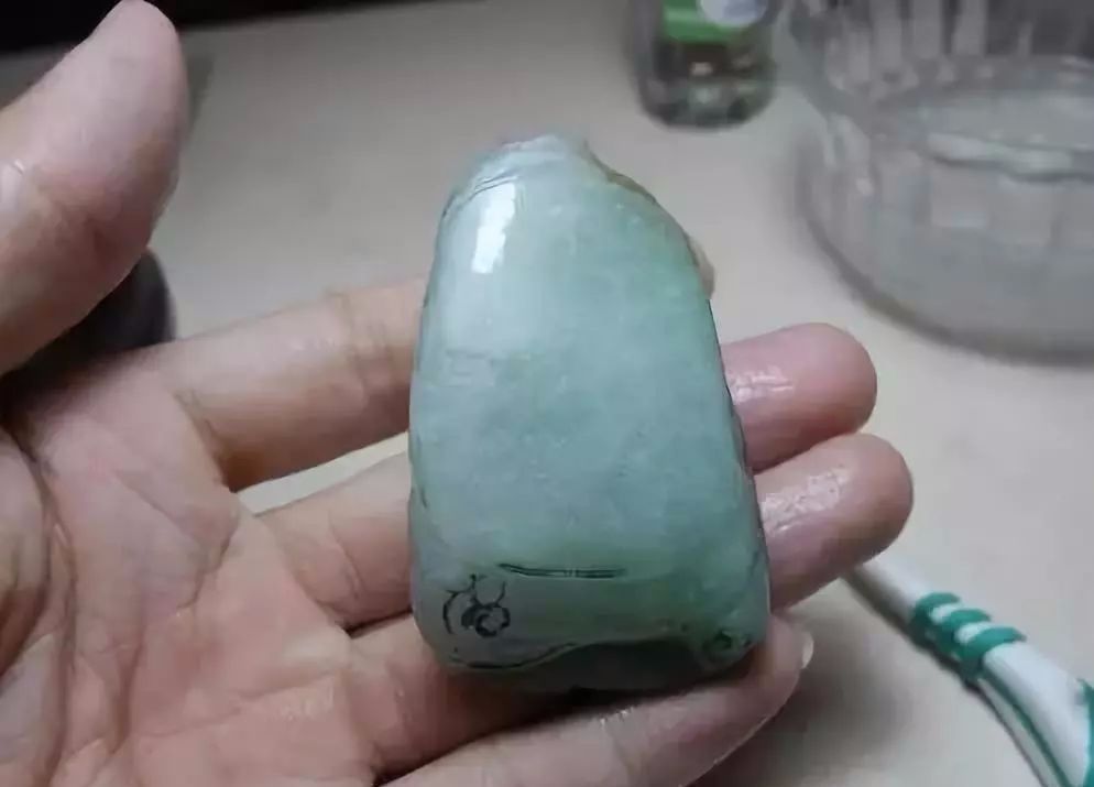 大马坎三彩翡翠原石，看雕刻师傅是怎样设计的，“学着点~”！  第2张