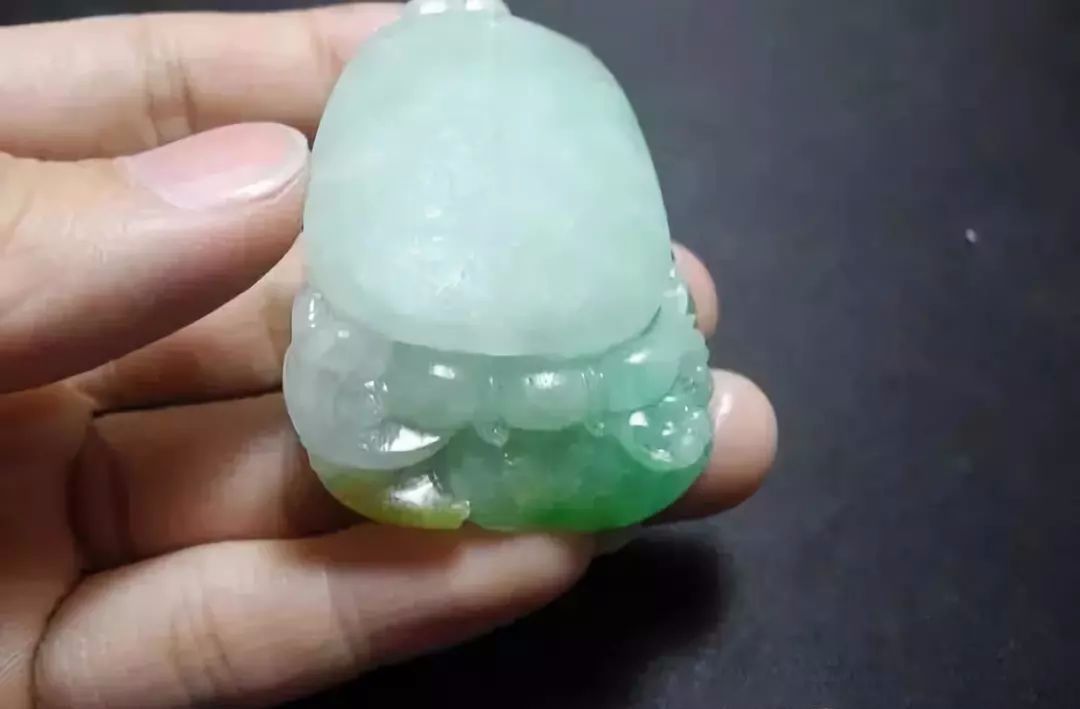 大马坎三彩翡翠原石，看雕刻师傅是怎样设计的，“学着点~”！  第5张